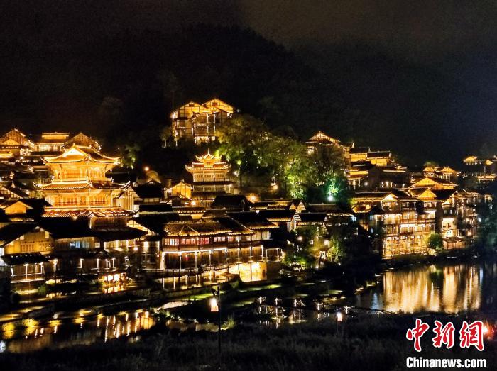 貴州烏江寨國旅際游度假區(qū)夜景。　劉美伶 攝