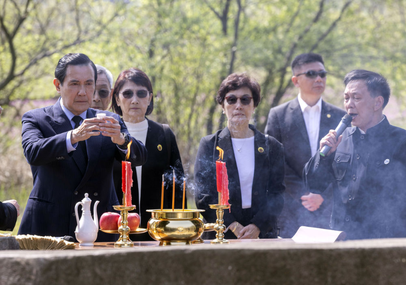 4月1日，在湖南省湘潭縣茶恩寺鎮(zhèn)雙陽(yáng)村馬家祖墓，馬英九先生在獻(xiàn)酒。新華社記者 才揚(yáng) 攝.png