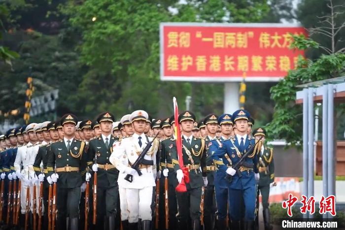 駐香港部隊組織官兵和來隊親屬參加“五一”升國旗儀式