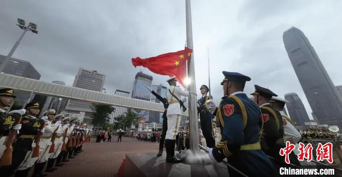 5月1日，駐港部隊香港島中區(qū)軍用碼頭組織升國旗儀式?！●v港部隊公眾號視頻截圖 攝