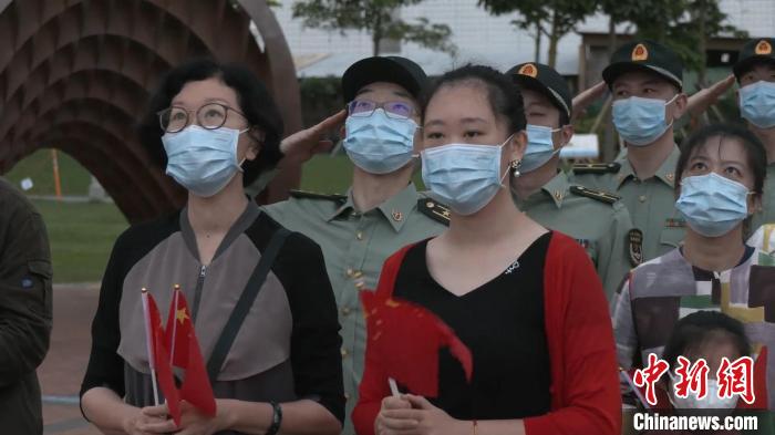 5月1日，駐港部隊香港島中區(qū)軍用碼頭組織升國旗儀式，首次邀請來隊親屬和官兵代表一起參加?！●v港部隊公眾號視頻截圖 攝