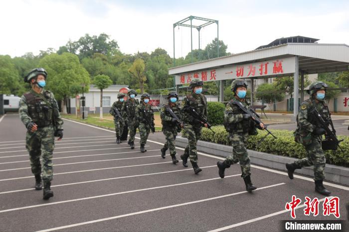 訓練歸隊(右三為李林雨) 武警湖北總隊供圖