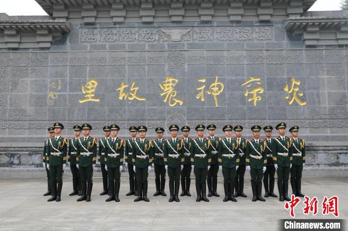 尋根節(jié)禮兵集訓(右五為李林雨) 武警湖北總隊供圖