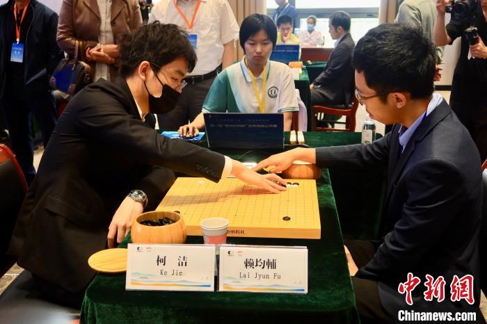 5月5日，大陸圍棋選手柯潔與臺(tái)灣棋手賴均輔對(duì)弈。　董易鑫 攝