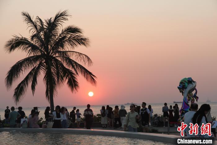 立夏時(shí)節(jié)瓊島酷熱難耐市民游客青睞海島浪漫夜生活