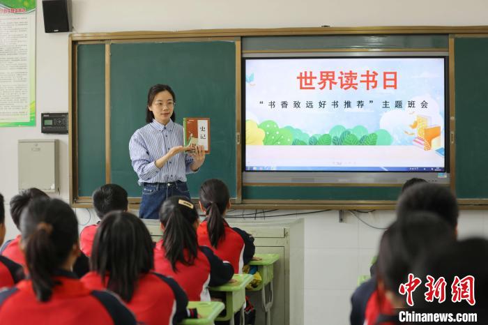 棗莊市薛城區(qū)礦建路小學(xué)舉辦“書香致遠(yuǎn)好書推薦”主題班會，同學(xué)們分享讀書收獲，盡享讀書之樂?！⊥跽逻_(dá) 攝