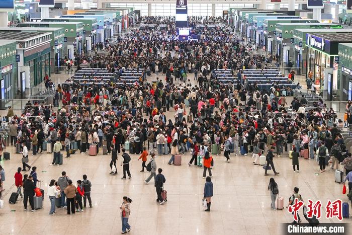 圖為4月29日，旅客在江西南昌西站的候車大廳內(nèi)候車。 中新社記者 劉力鑫 攝