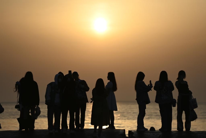 5月3日，游客在天津市濱海新區(qū)東疆親海公園游玩。新華社記者 趙子碩 攝