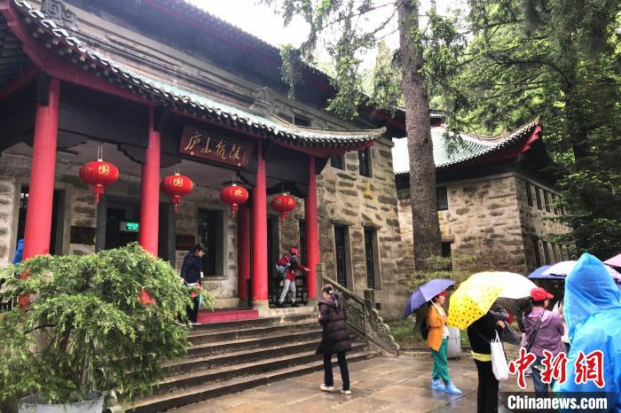 圖為在廬山抗戰(zhàn)博物館外，有不少等待參觀的游客?！蛆i泉 攝