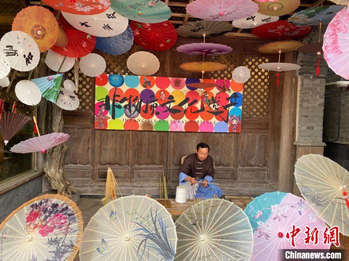 圖為和順古鎮(zhèn)內(nèi)的非遺文化旅游展 陳靜 攝