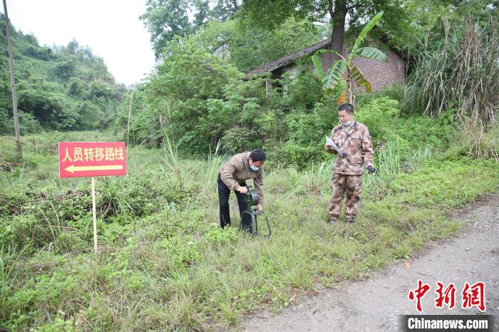 圖為宜州區(qū)在洪水防御和防汛搶險(xiǎn)應(yīng)急演練過(guò)程中，通過(guò)手搖式報(bào)警器預(yù)警方式，提醒民眾轉(zhuǎn)移。　李山景 攝