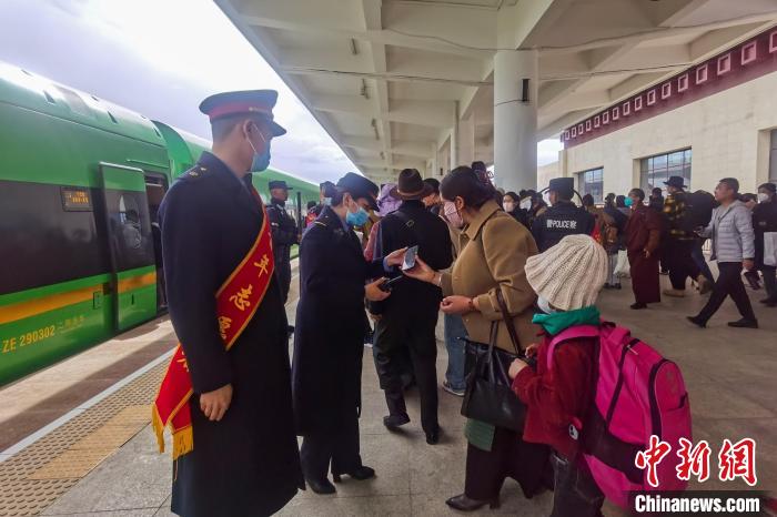 日喀則火車站工作人員引導(dǎo)乘客乘坐高原復(fù)興號(hào)?！《飞降?攝