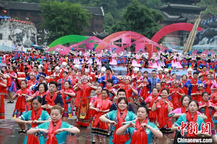 圖為第十二屆中國烏江苗族踩花山節(jié)現(xiàn)場?！×簹J卿 攝