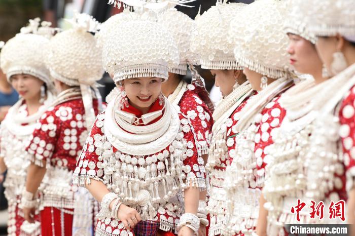 5月26日，人們?cè)谫F州黃平縣飛云崖景區(qū)參加“四月八”民俗活動(dòng)。　陳孝新 攝