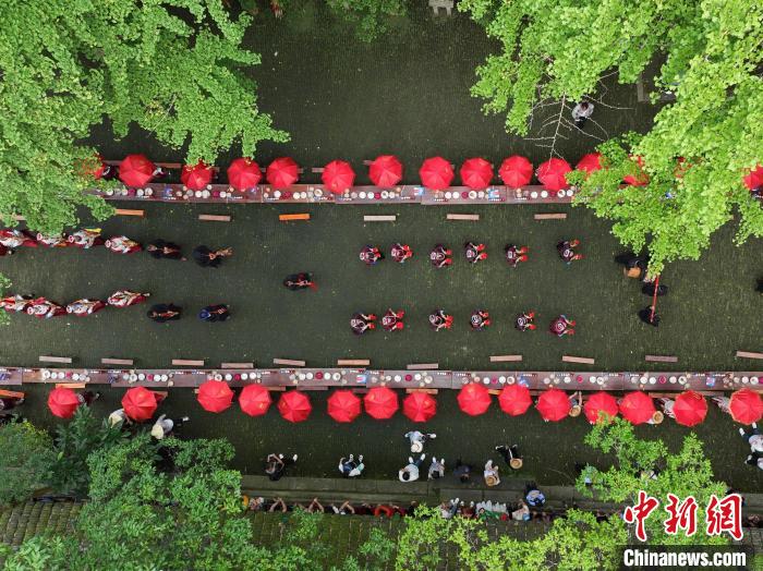 5月26日，人們?cè)谫F州黃平縣飛云崖景區(qū)參加“四月八”巡游?！×何?攝