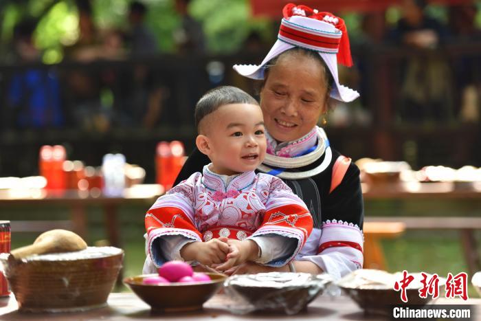 5月26日，人們?cè)谫F州黃平縣飛云崖景區(qū)體驗(yàn)長(zhǎng)桌宴，歡度節(jié)日“四月八”?！×何?攝