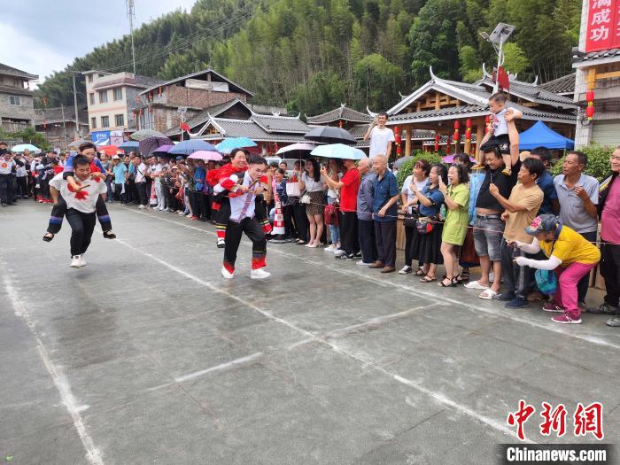 5月26日，在廣西龍勝各族自治縣馬堤鄉(xiāng)，當(dāng)?shù)孛缱迕癖娺M(jìn)行“背媳婦”比賽?！№f吉陽(yáng) 攝