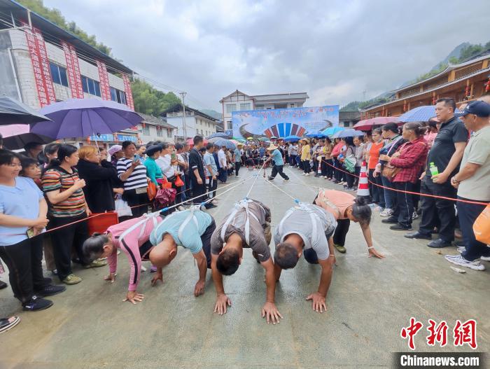 5月26日，在廣西龍勝各族自治縣馬堤鄉(xiāng)，當(dāng)?shù)孛缱迕癖娺M(jìn)行“大象拔河”比賽?！№f吉陽(yáng) 攝