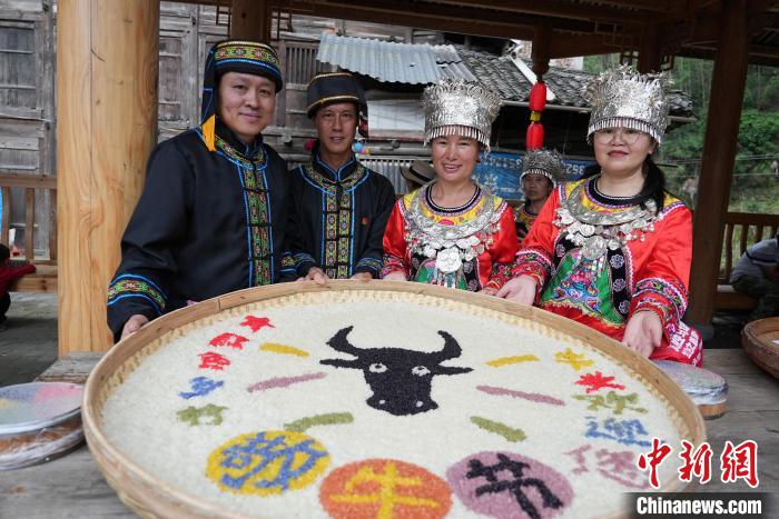 5月27日，在廣西龍勝各族自治縣馬堤鄉(xiāng)，當(dāng)?shù)孛缱迕癖姅[出牛頭造型的五彩糯飯慶?！熬磁９?jié)”?！№f吉陽(yáng) 攝