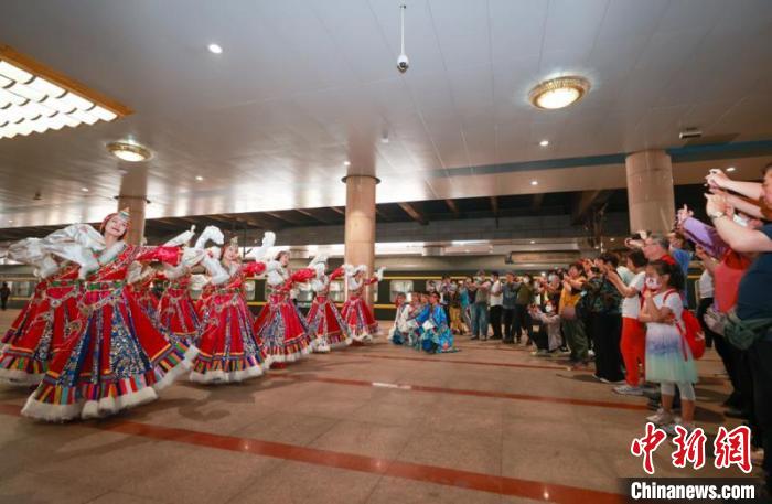 2023年首趟“心連心·京藏號(hào)”旅游列車發(fā)車