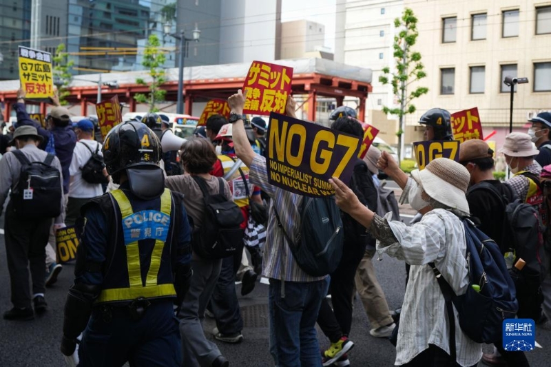 5月20日，民眾在日本廣島參加游行反對(duì)七國(guó)集團(tuán)峰會(huì)。（圖源：新華網(wǎng)）