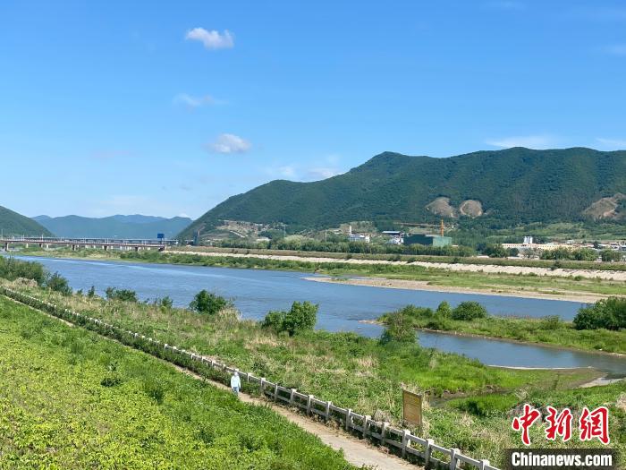 2日，圖們市噶呀河畔的晴空美景?！∽T偉旗 攝