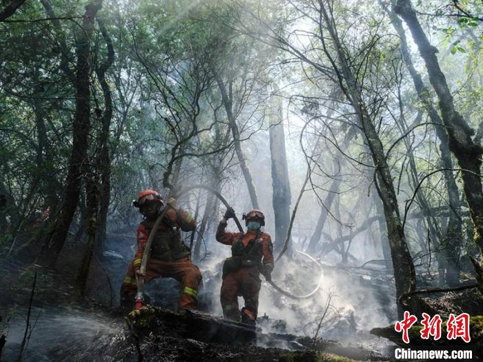 森林消防員正在木里火場清理地下火。　程雪力 攝