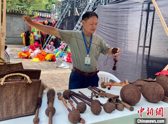 非遺傳承人展示棕編技藝 項(xiàng)菁 攝