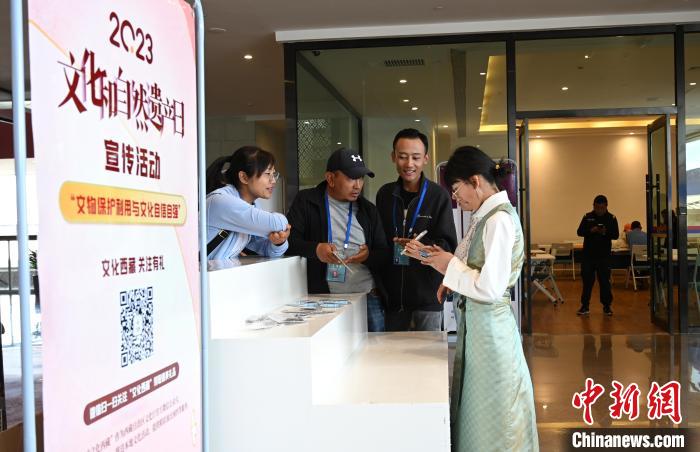 圖為在西藏博物館，工作人員向市民介紹宣傳了解西藏文化的線上平臺?！≮w朗 攝