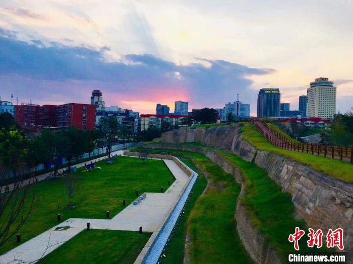 圖為鄭州商城國家考古遺址公園的城墻遺址?！『幽鲜∥奈锞止﹫D