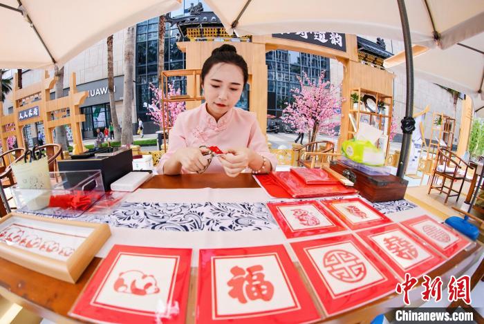 圖為重慶非物質(zhì)文化遺產(chǎn)暨老字號博覽會上的非遺技藝展示。　重慶市文旅委供圖