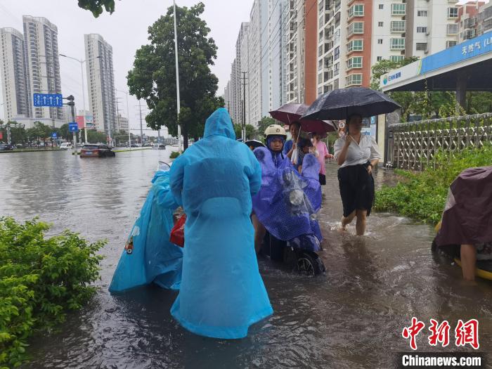 6月8日，強降雨過后，北海市民涉水出行?！〉岳顝?攝