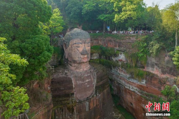 遠(yuǎn)眺樂山大佛，旁邊佛頭觀景平臺擠滿了游客。劉忠俊 攝