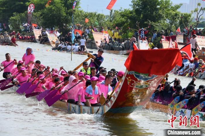 民眾熱衷參與“爬龍船”競(jìng)渡民俗活動(dòng)。　王東明 攝