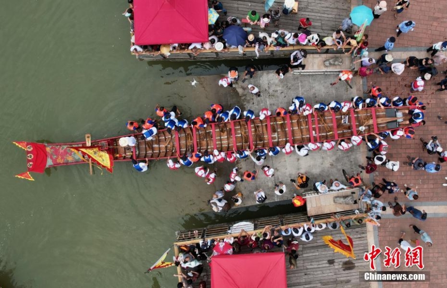 福建仙游：龍舟下水迎端午