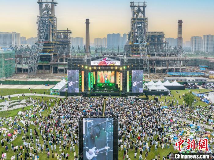 在大運河杭鋼公園大草坪舉辦的2023杭州草莓音樂節(jié)現(xiàn)場 李盛韜 攝