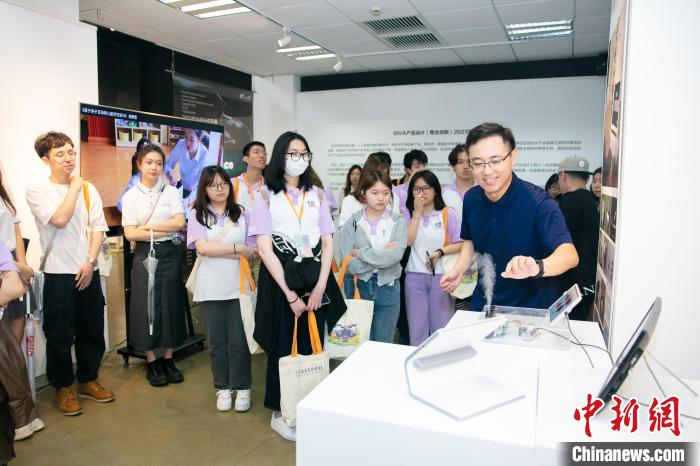 香港大學(xué)生在上海視覺藝術(shù)學(xué)院參觀畢業(yè)作品展。　黃金 攝