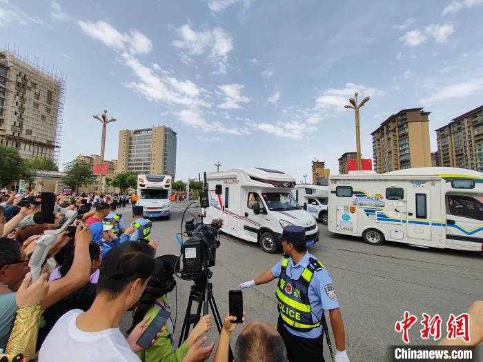 500多輛來自全國各地的房車、越野車、摩托車踏上塵封半年之久的獨庫公路，品味大美新疆。　王小軍 攝