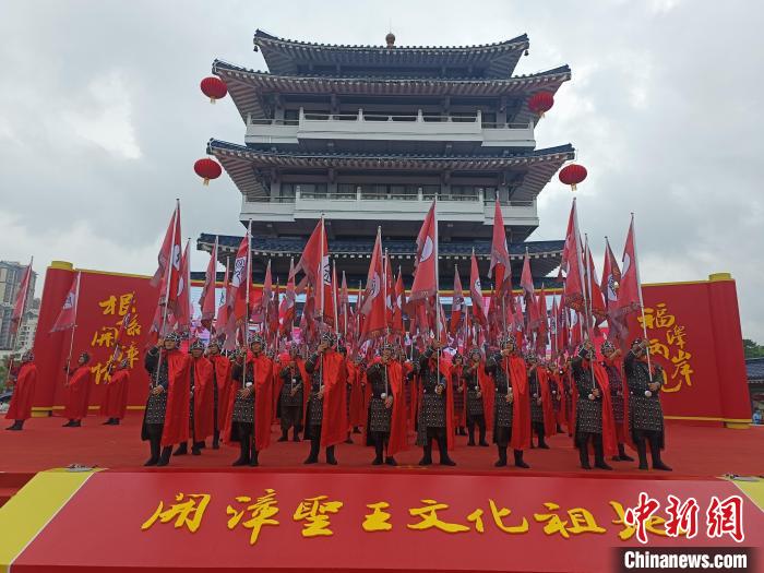 開幕式現(xiàn)場迎賓表演《旌旗獵獵凱旋歸》。　廖珍妹 攝