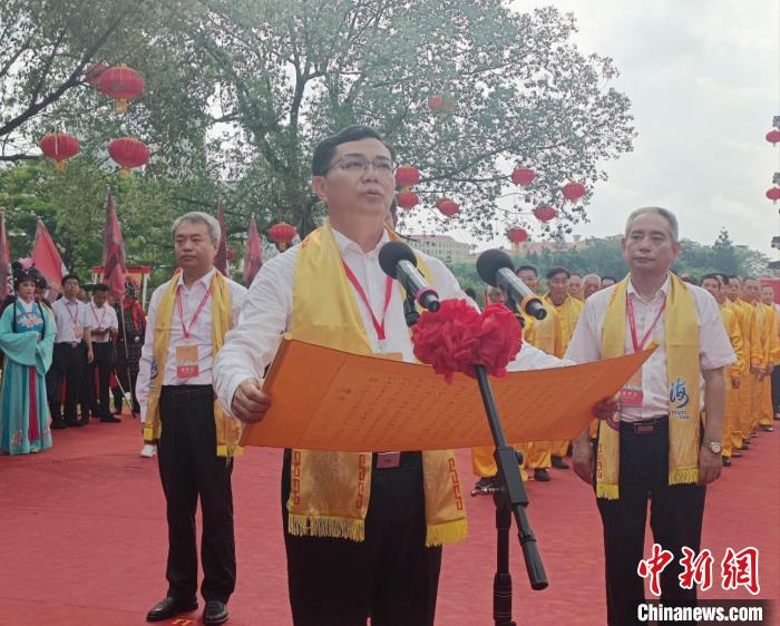 漳州市市長王進(jìn)足在祭祀大典中恭讀祝文。　廖珍妹 攝