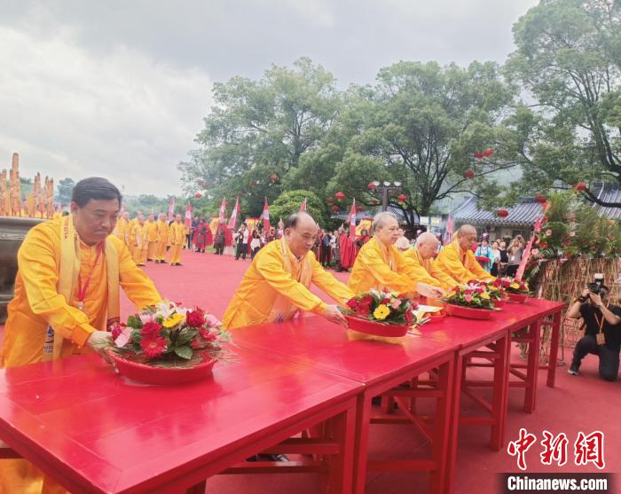 兩岸同胞齊聚將軍山下，共祭開漳圣王陳元光。圖為舉行祭祀大典。　廖珍妹 攝