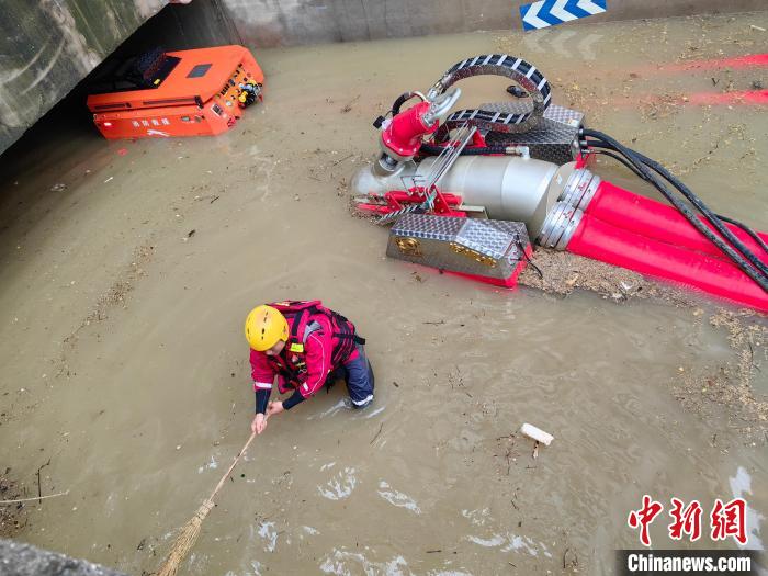 圖為消防員在進行抽水作業(yè)。　貴陽市消防救援支隊供圖