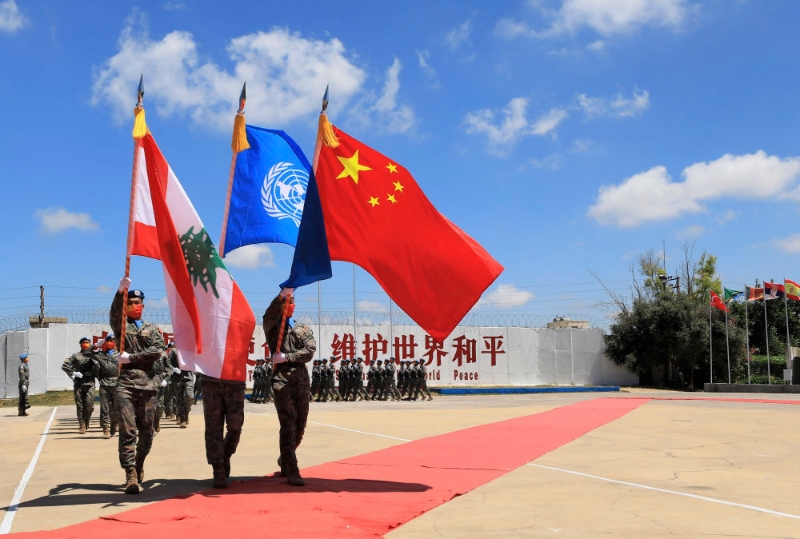 2022年7月1日，在黎巴嫩南部辛尼亞村的中國維和部隊(duì)營區(qū)，中國維和部隊(duì)官兵在受勛后通過觀禮臺(tái)。（圖源：新華網(wǎng)）