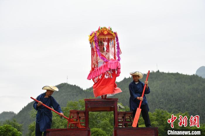 四川萬源：非遺“彩龍船”亮相端午節(jié)主題活動