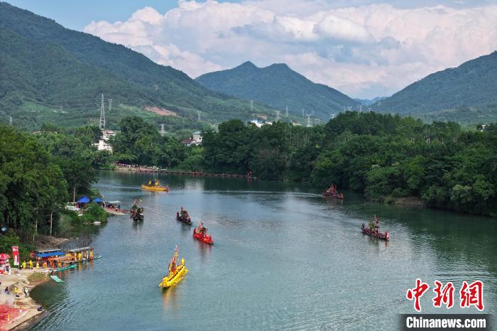 廣西靈川：龍舟競(jìng)渡迎端午