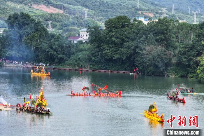 圖為民眾參加龍舟競(jìng)賽。(無人機(jī)圖片) 黃勇丹 　攝