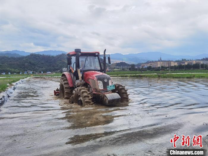 貴州“村超”：一邊是生活，一邊是熱愛(ài)