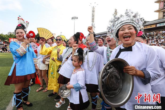 圖為貴州“村超”比賽現(xiàn)場(chǎng)，村民加油助威。　瞿宏倫 攝