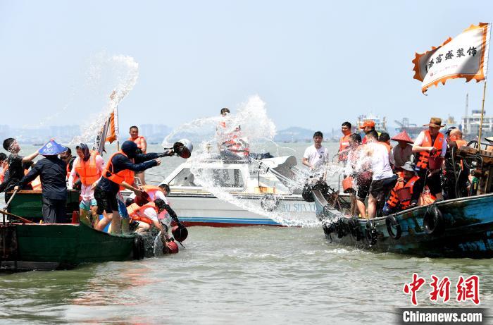 兩岸民眾海上潑水、海上捉鴨慶端午