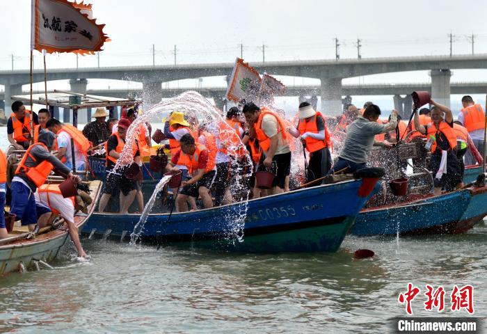 圖為兩岸民眾海上潑水慶端午。　呂明 攝